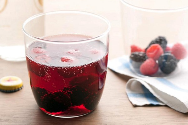 Red wine spritzer